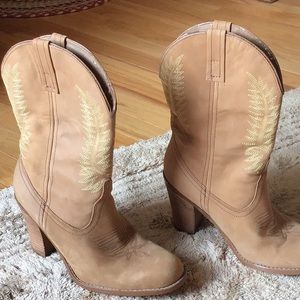 Lightly worn Steve Madden boots